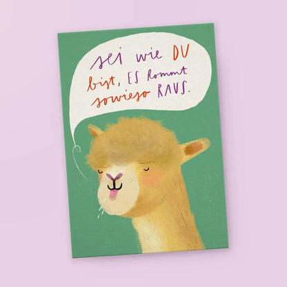 Illustration eines lächelnden Alpakas mit geschlossenen Augen und herausgestreckter Zunge, Sprechblase mit dem Text 'sei wie DU bist, ES kommt sowieso RAUS'