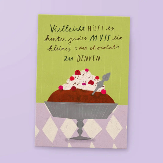 Eine Illustration eines eleganten Glasbechers mit einem Schokoladendessert, getoppt mit Sahne und roten Beeren. Der Hintergrund ist grün gestreift und lila rautiert. Der Text darüber lautet: „Vielleicht HILFT es, hinter jeder MUSS ein kleines «au chocolat» ZU DENKEN.“