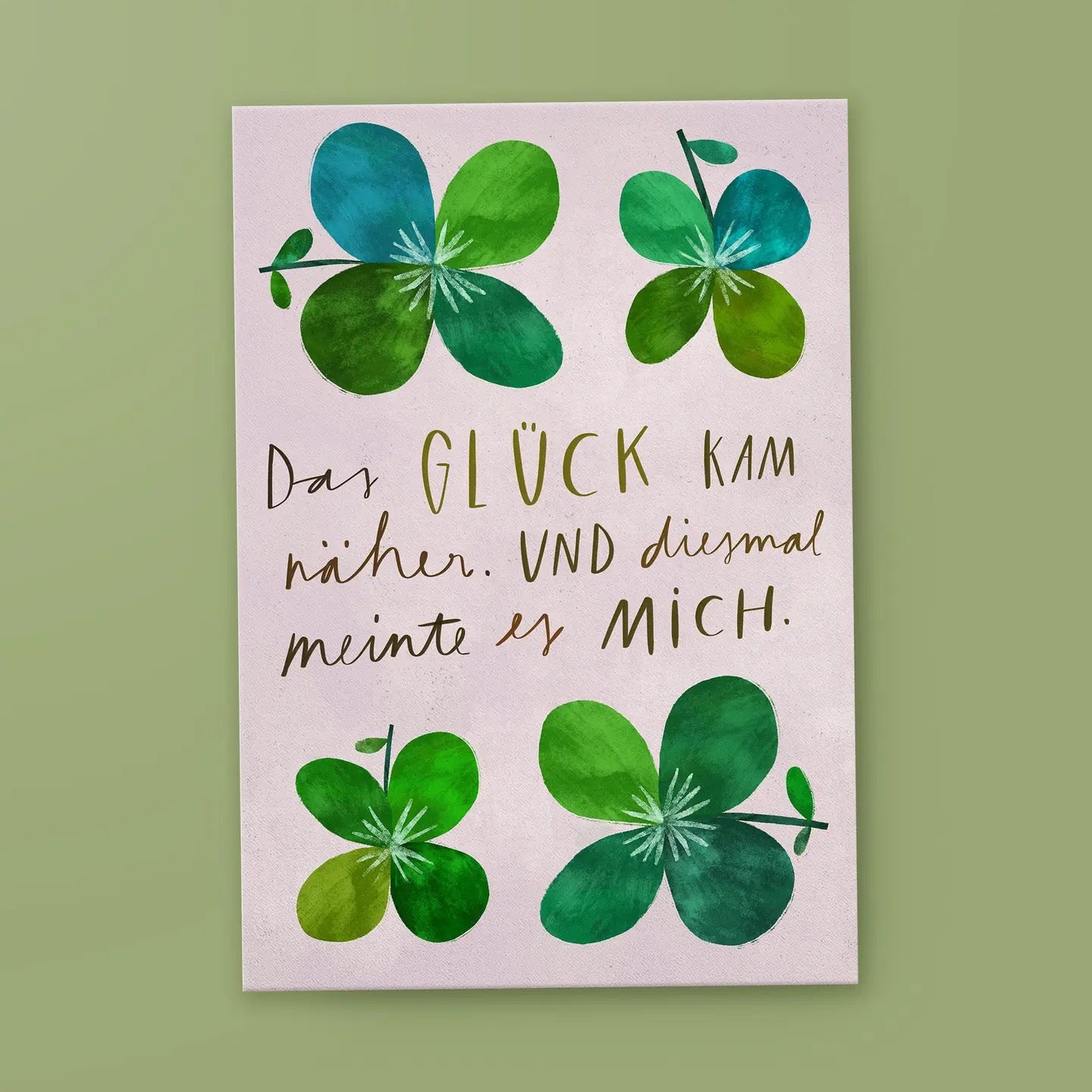 Illustration von vier vierblättrigen Kleeblättern in verschiedenen Grüntönen auf einem zartrosa Hintergrund. Mittig steht der Text: „Das GLÜCK KAM näher. UND diesmal meinte es MICH.“