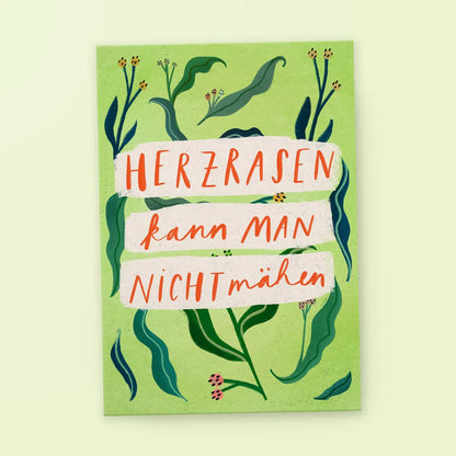 Eine Postkarte mit hellgrünem Hintergrund, verziert mit gezeichneten Pflanzen und Blüten. In der Mitte stehen auf drei weiß hinterlegten Pinselstrichen die Worte: „HERZRASEN kann MAN NICHT mähen“.