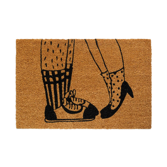 helen b Fußmatte The Kiss aus naturfarbener Kokosfaser mit schwarzer Illustration von zwei sich küssenden Beinen auf Zehenspitzen⁠