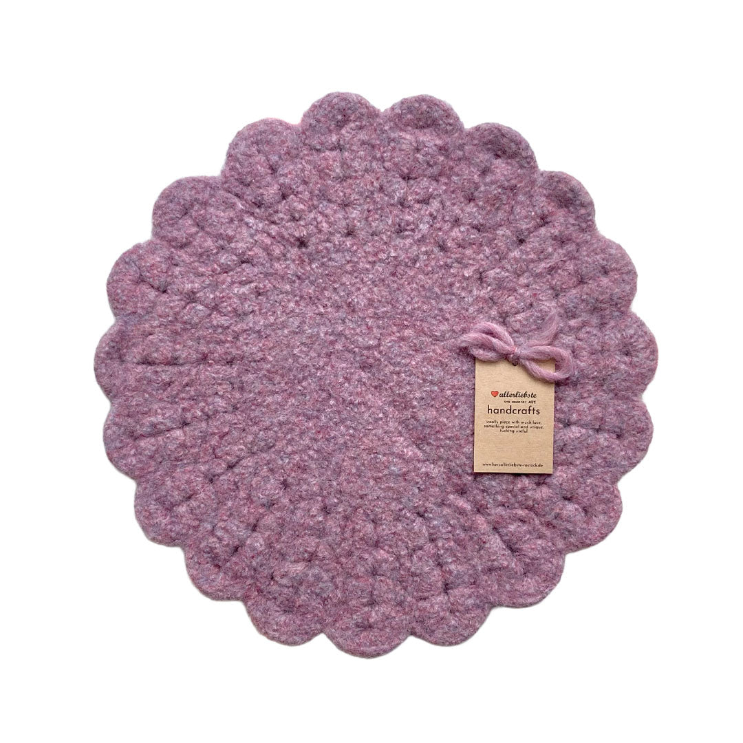 Eine handgehäkelte Sitzunterlage in zartem Altrosa mit romantischen Blütensaum. Das zentrale Häkelmuster in Kreisform bildet einen harmonischen Kontrast zum verspielten Rand. Eine handgehäkelte Sitzunterlage in zartem Salbei mit romantischen Blütensaum. Das zentrale Häkelmuster in Kreisform bildet einen harmonischen Kontrast zum verspielten Rand. 