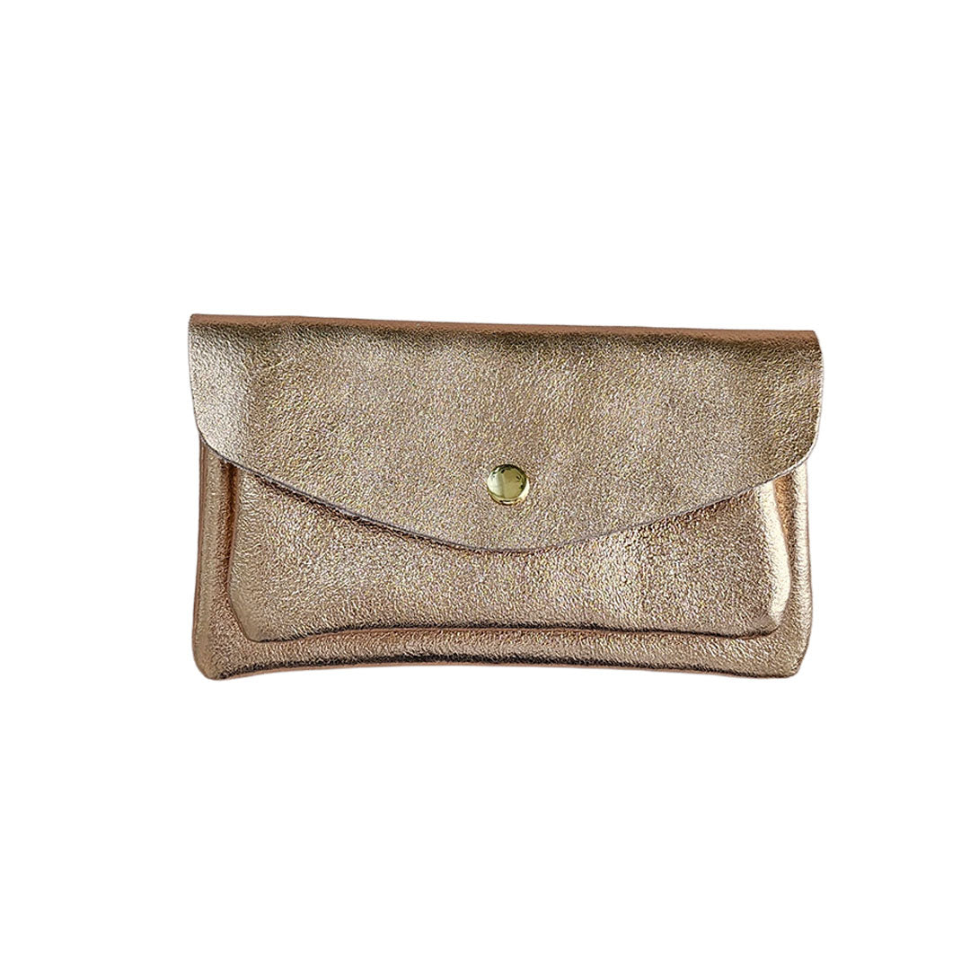 Kleine Lederbörse für Damen in glänzendem Nude-Ton.