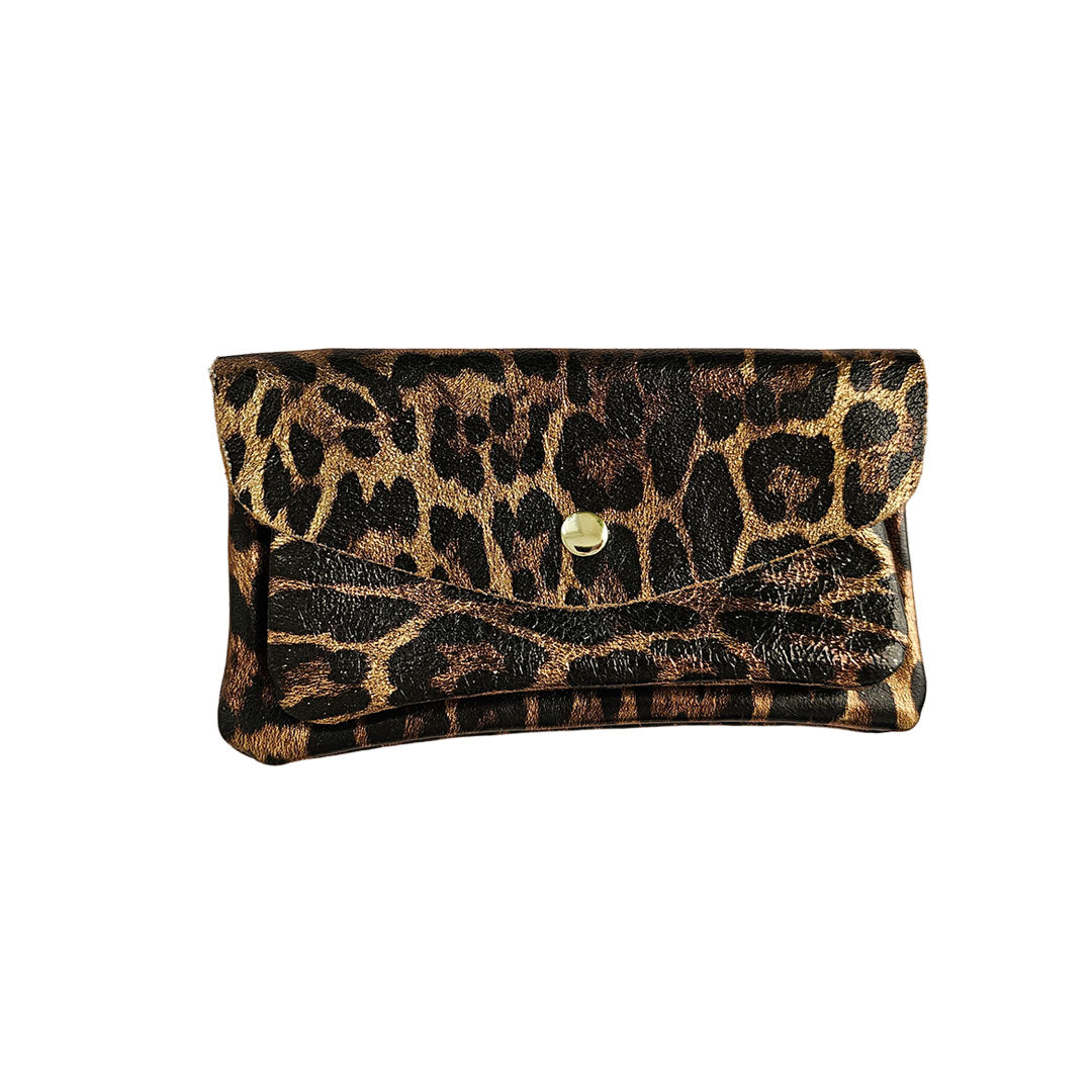 Kompaktes Münztäschchen aus Rindsleder mit dunklem Leoparden-Print.