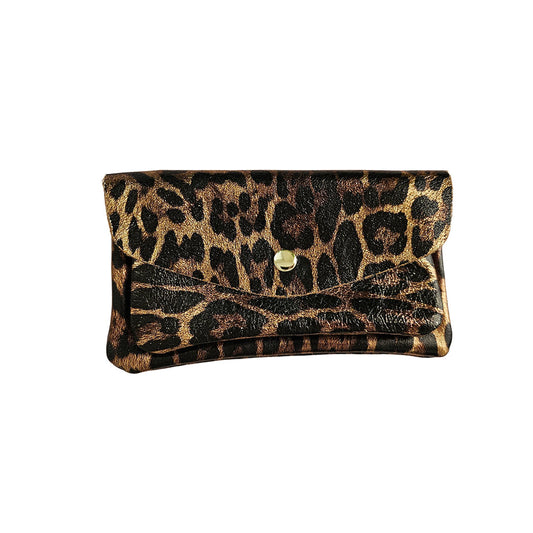 Kompaktes Münztäschchen aus Rindsleder mit dunklem Leoparden-Print.