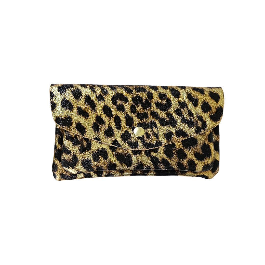 Mini-Leder-Brieftasche mit hellem Leoparden-Print und goldenem Verschluss.