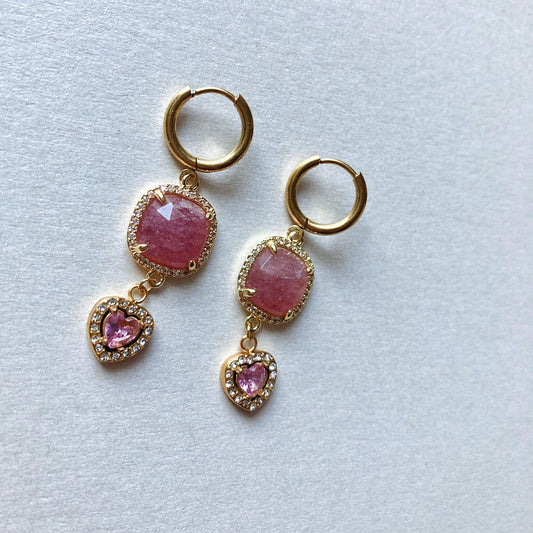 Goldene Huggie-Ohrringe mit Erdbeerquarz & Zirkonia-Herz | Ø 11 mm