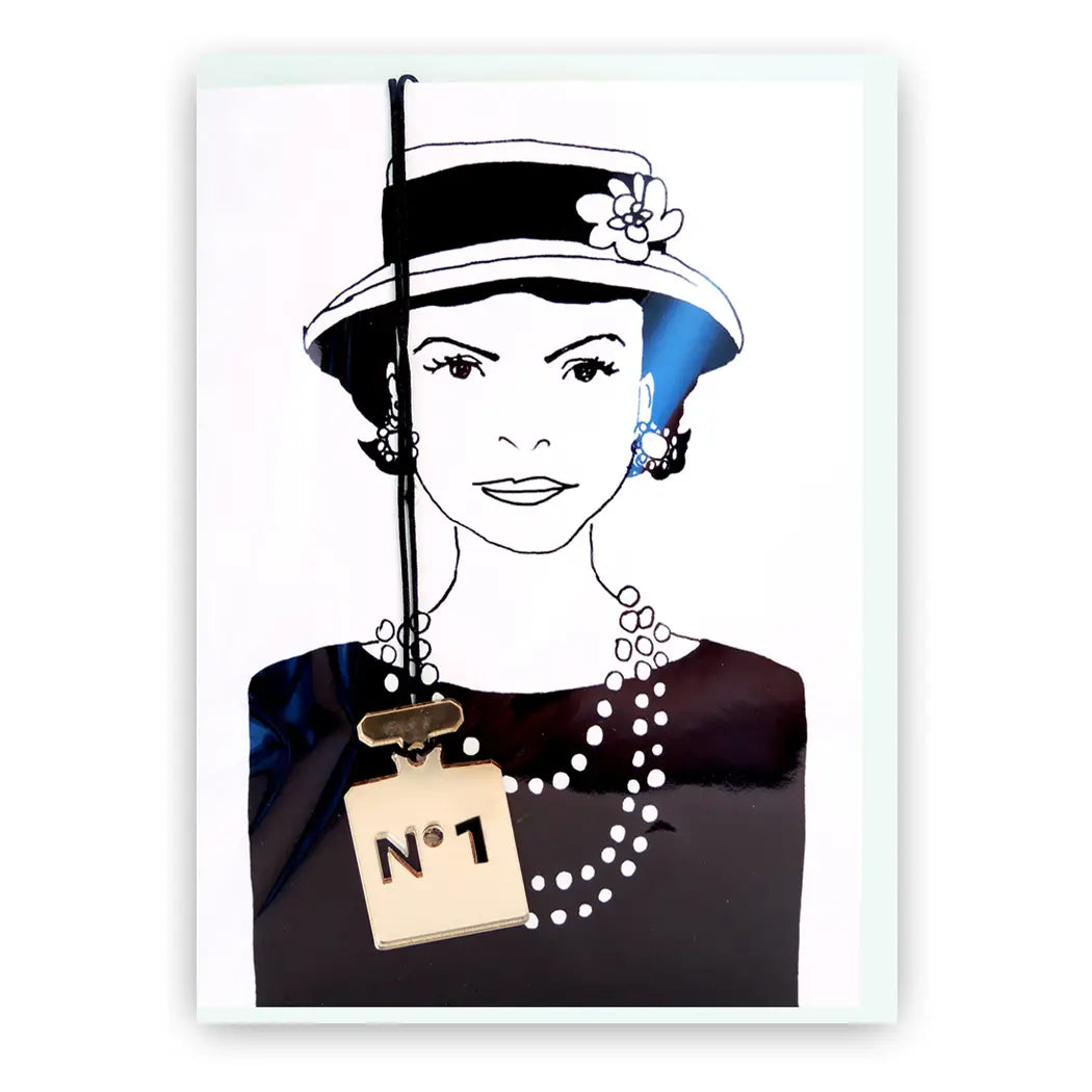 Illustration von Coco Chanel im klassischen Stil mit Perlenkette und Hut auf einer Grußkarte, ergänzt durch einen goldenen Parfümflakon-Anhänger „N°1“.