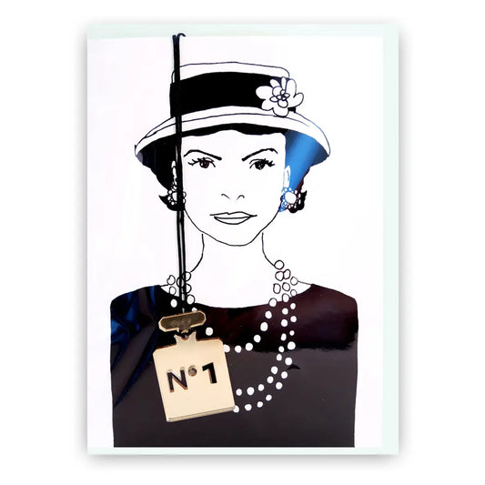 Illustration von Coco Chanel im klassischen Stil mit Perlenkette und Hut auf einer Grußkarte, ergänzt durch einen goldenen Parfümflakon-Anhänger „N°1“.