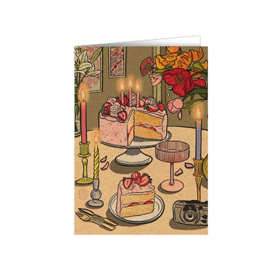 Illustration einer gemütlichen Geburtstagsszene mit einer Erdbeertorte auf einem Tisch, umgeben von brennenden Kerzen, Blumen und einer Kamera.