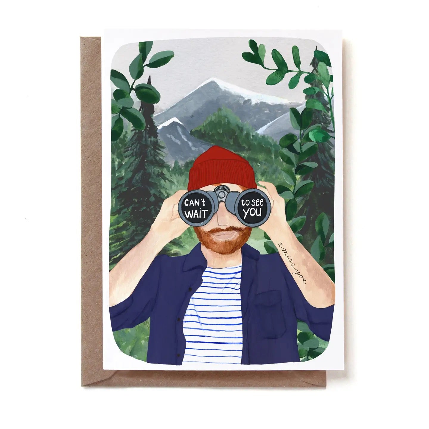 Eine illustrierte Klappkarte mit einem bärtigen Mann, der eine rote Strickmütze, ein blau-weiß gestreiftes T-Shirt und ein offenes blaues Hemd trägt. Er blickt durch ein Fernglas direkt nach vorne. Auf den Linsen des Fernglases steht der weiße Text „CAN'T WAIT to see YOU“. Auf seinem linken Unterarm ist fein „I miss you“ tätowiert. Im Hintergrund erstreckt sich eine Berglandschaft mit Tannen. Die Karte steckt in einem braunen Kraftpapier-Umschlag.