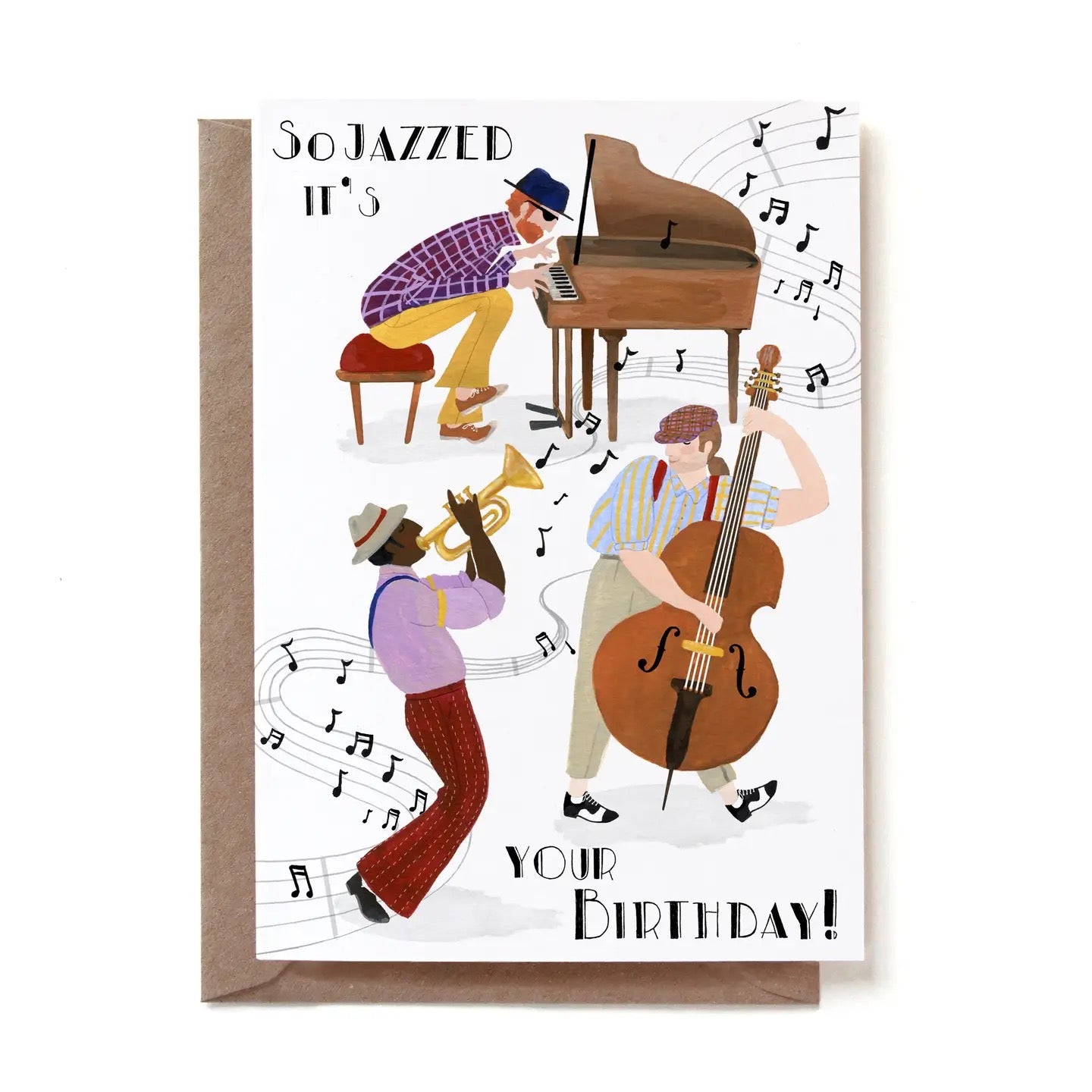 Eine illustrierte Jazz-Geburtstagskarte mit der Aufschrift „So JAZZED IT'S YOUR BIRTHDAY!“. Drei Musiker bilden eine Band: Ein Mann im karierten Hemd spielt Klavier, ein barfüßiger Mann in roter Hose bläst die Trompete und ein Mann mit Schiebermütze spielt Kontrabass. Um sie herum schweben gezeichnete Notenlinien und Musiknoten auf weißem Grund. Die Karte steckt in einem braunen Kraftpapier-Umschlag.