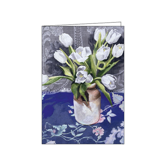 Ölgemälde einer Vase mit weißen Tulpen auf einer dunkelblauen Tischdecke mit Blumenmuster vor einem Spitzenhintergrund.