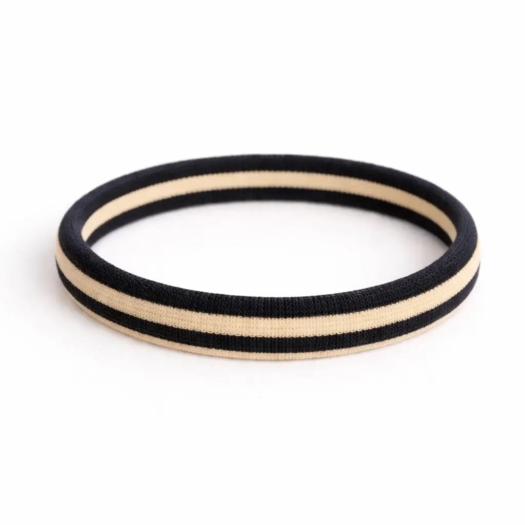 Zweifarbiges Haargummi aus Nylon in Schwarz und Beige mit Streifenmuster, ohne Metall.