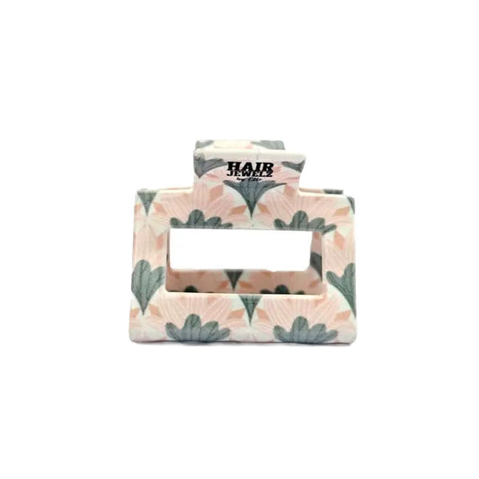 Rechteckige pastellfarbene Haarklammer von Hair Jewelz by Elle mit einem symmetrischen Blüten-Muster in zartem Rosa und Salbeigrün.