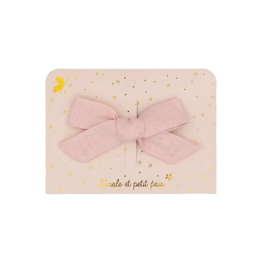 Zarte Haarschleife aus hellrosa Leinenstoff. Das minimalistische Design zeigt die natürliche Webstruktur des Materials, präsentiert auf einer hübschen Geschenkkarte.