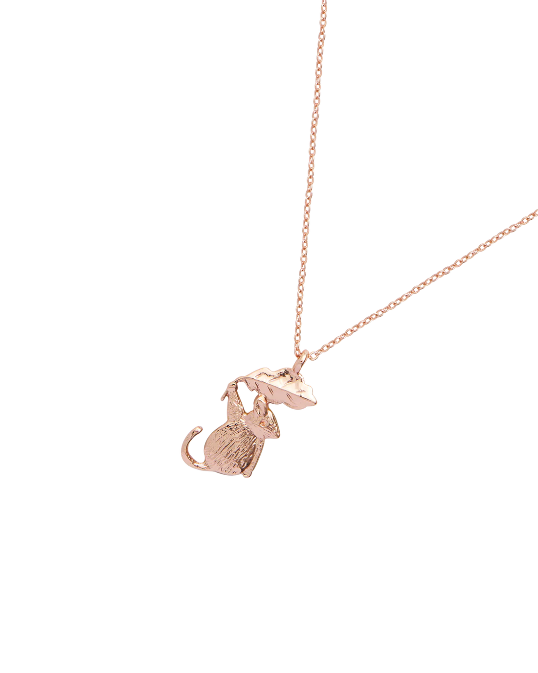 Schräge Perspektive der Rückseite der vergoldeten Halskette: Zeigt die strukturierte, goldene Rückseite des Maus- und Blatt-Anhängers und wie er an der feinen Gliederkette befestigt ist.