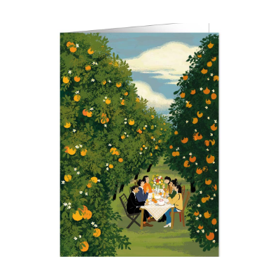 GEine farbenfrohe Illustration auf einer Grußkarte: Eine Gruppe von Menschen sitzt an einem festlich gedeckten Tisch mit Kuchen und Getränken. Der Tisch steht in einer Gasse zwischen prächtigen Orangenbäumen voller Früchte unter einem hellen Sommerhimmel.
