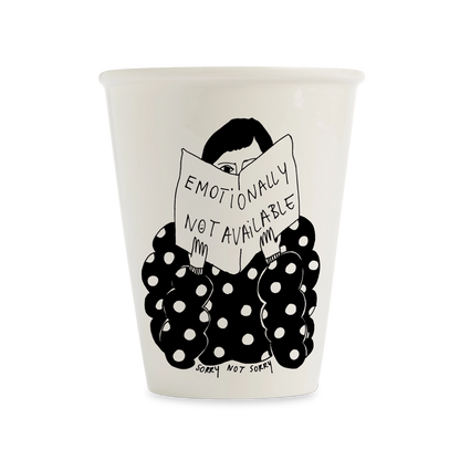 helen b Tasse aus Porzellan mit schwarzer Linienzeichnung einer lesenden Frau und dem Text Emotionally not available