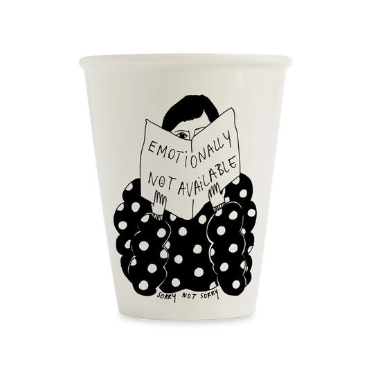 helen b Tasse aus Porzellan mit schwarzer Linienzeichnung einer lesenden Frau und dem Text Emotionally not available