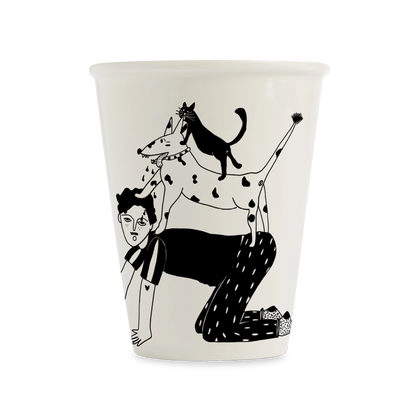 helen b Design-Becher aus Porzellan mit humorvoller Illustration einer Person mit Hund und Katze auf dem Rücken
