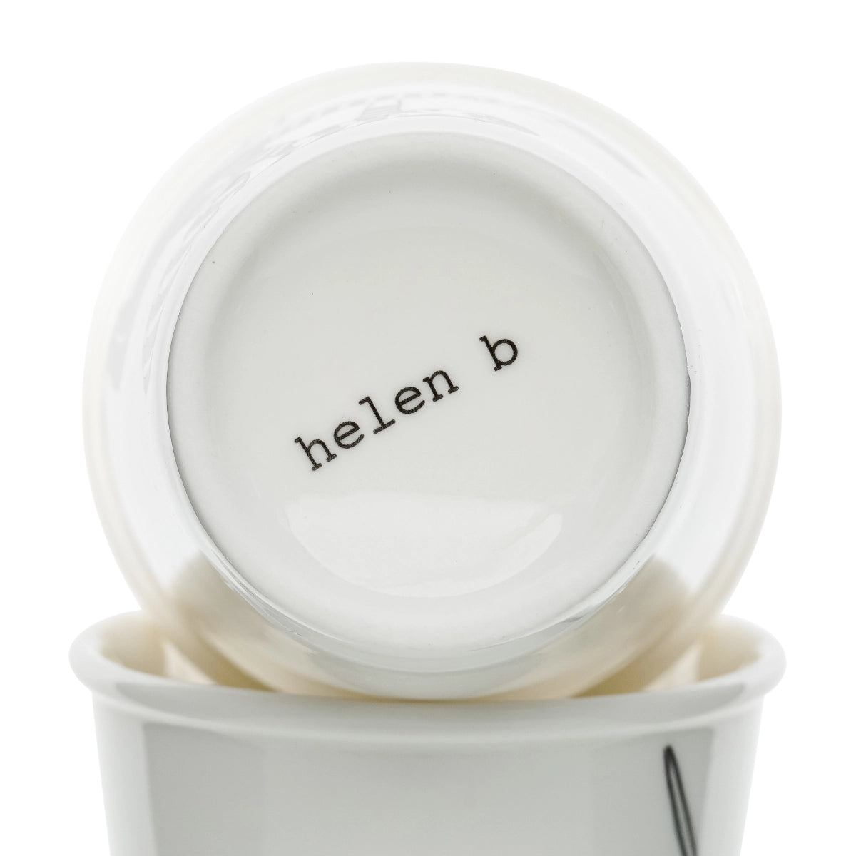 Unterseite eines weißem helen b Porzellanbechers mit schwarzem Marken-Stempel helen b