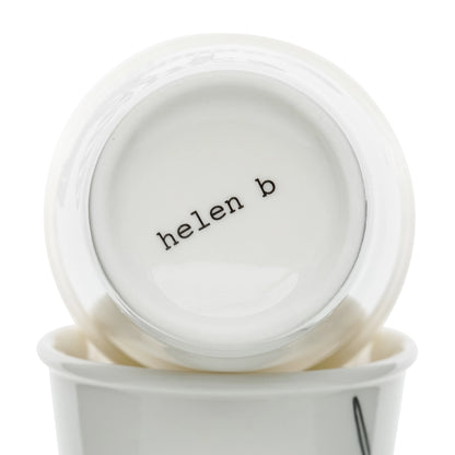 Unterseite eines weißem helen b Porzellanbechers mit schwarzem Marken-Stempel helen b