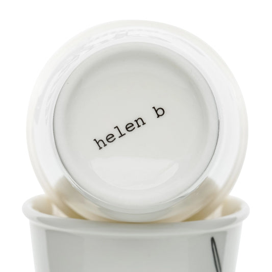 Unterseite eines weißem helen b Porzellanbechers mit schwarzem Marken-Stempel helen b