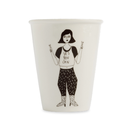 helen b handgefertigter Becher aus Porzellan mit Motiv einer Frau, die das Peace-Zeichen macht und Aufschrift Yes you can