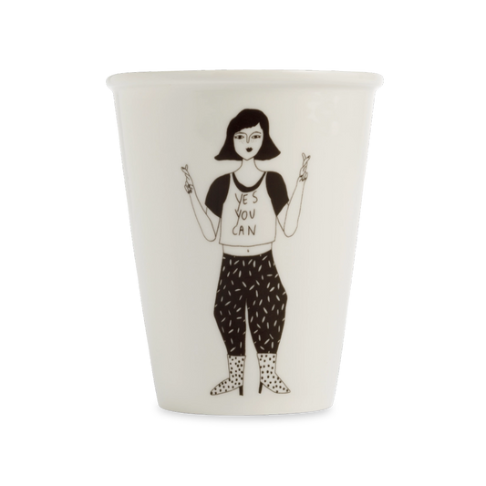 helen b handgefertigter Becher aus Porzellan mit Motiv einer Frau, die das Peace-Zeichen macht und Aufschrift Yes you can