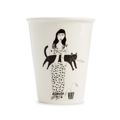 helen b Porzellanbecher ohne Henkel mit schwarzer Strichzeichnung einer Frau, die eine Katze hält