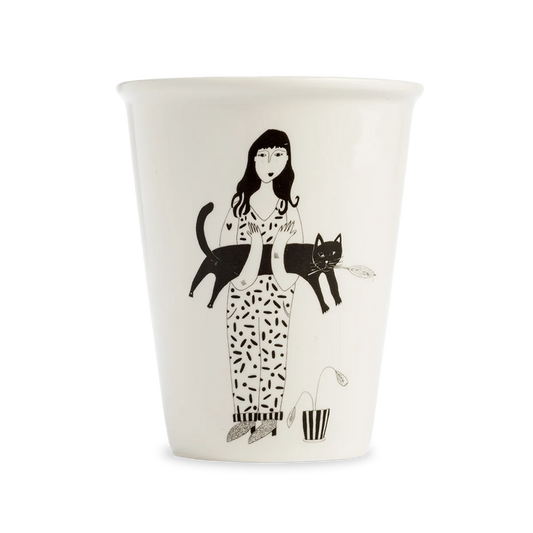 helen b Porzellanbecher ohne Henkel mit schwarzer Strichzeichnung einer Frau, die eine Katze hält