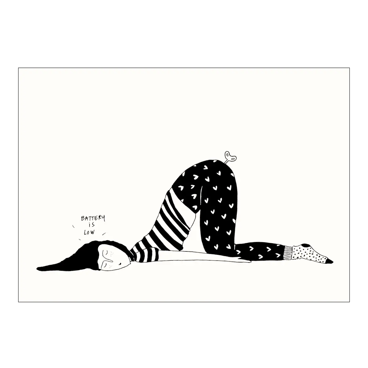 Schwarz-Weiß-Illustration einer Person in der Yoga-Haltung des Kindes, deren Gesicht flach auf dem Boden liegt. Sie trägt ein gestreiftes Oberteil und eine Hose mit Herzen. Auf ihrem Rücken ist ein Aufziehschlüssel abgebildet und neben dem Kopf steht in kleinen Buchstaben „BATTERY IS LOW“.