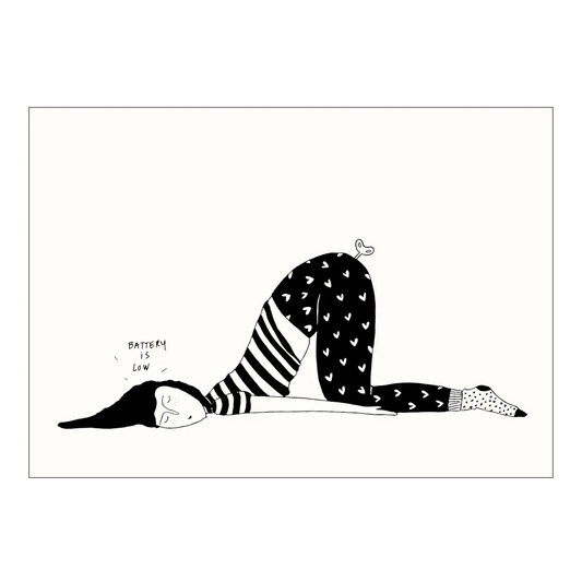 Schwarz-Weiß-Illustration einer Person in der Yoga-Haltung des Kindes, deren Gesicht flach auf dem Boden liegt. Sie trägt ein gestreiftes Oberteil und eine Hose mit Herzen. Auf ihrem Rücken ist ein Aufziehschlüssel abgebildet und neben dem Kopf steht in kleinen Buchstaben „BATTERY IS LOW“.