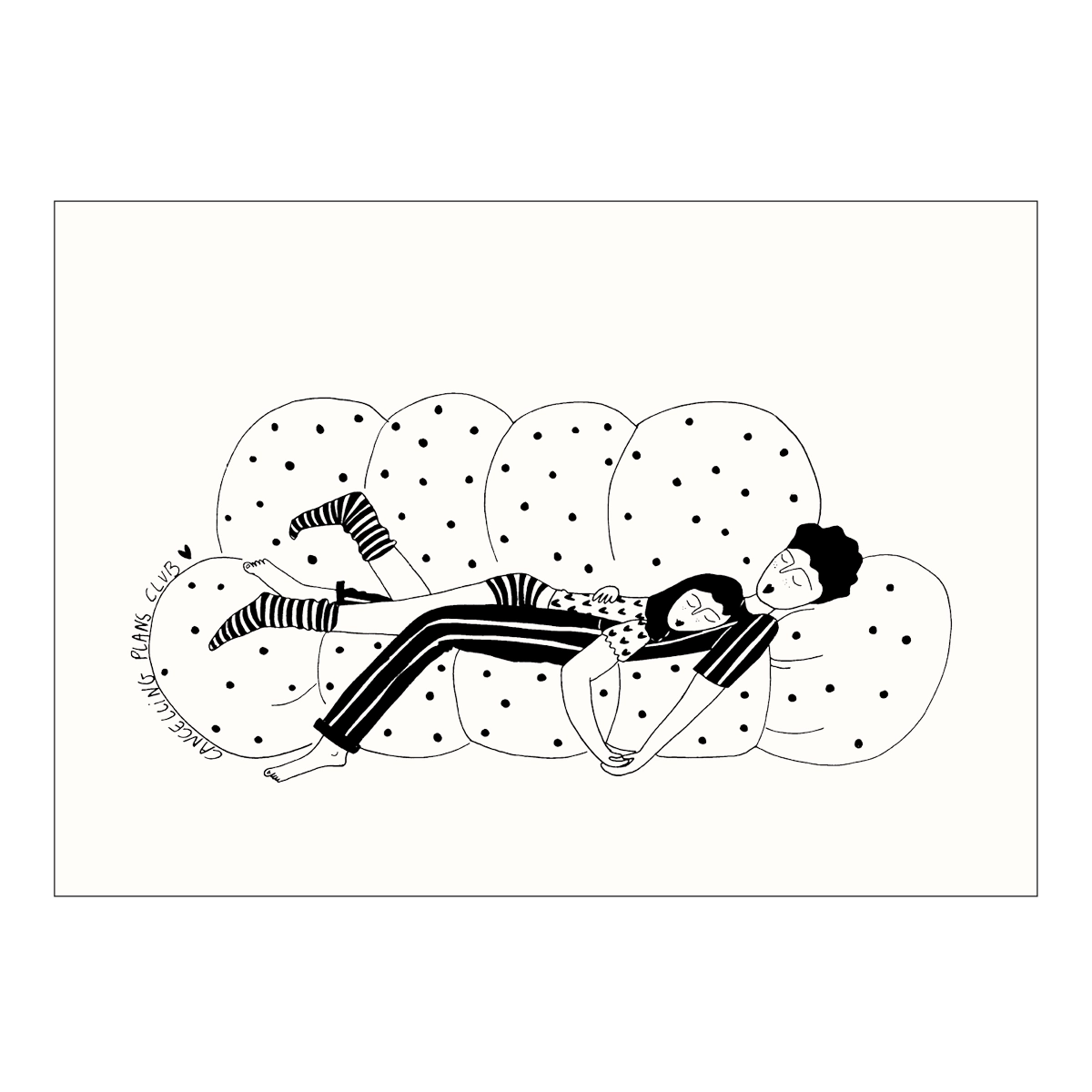 Schwarz-Weiß-Illustration zweier Personen, die gemütlich eng umschlungen auf einem gepunkteten Sofa liegen. Links neben dem Sofa befindet sich die geschwungene, handgeschriebene Aufschrift „CANCELLING PLANS CLUB