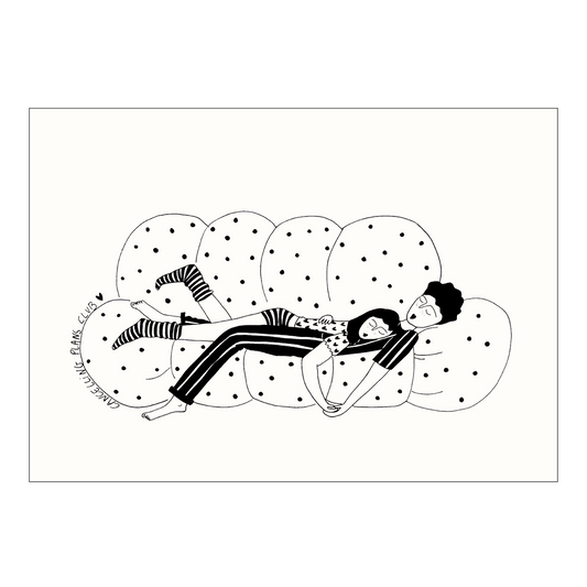 Schwarz-Weiß-Illustration zweier Personen, die gemütlich eng umschlungen auf einem gepunkteten Sofa liegen. Links neben dem Sofa befindet sich die geschwungene, handgeschriebene Aufschrift „CANCELLING PLANS CLUB