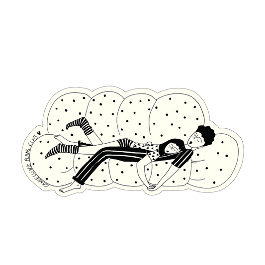 Schwarz-Weiß-Illustration zweier Personen, die gemütlich eng umschlungen auf einem gepunkteten Sofa liegen. Links neben dem Sofa befindet sich die geschwungene, handgeschriebene Aufschrift „CANCELLING PLANS CLUB