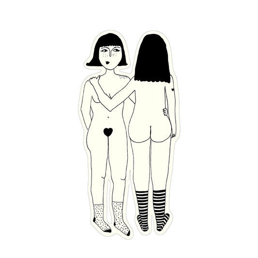 Eine minimalistische Schwarz-Weiß-Zeichnung von zwei nackten Frauen nebeneinander. Die linke Frau schaut nach vorne, hat Sommersprossen, dunkles kurzes Haar mit Pony und ein schwarzes Herz als Schamhaar; sie trägt gepunktete Socken. Die rechte Frau steht mit dem Rücken zum Betrachter, hat dunkles, schulterlanges Haar, legt ihren Arm um die Schulter der linken Frau und trägt gestreifte Socken.