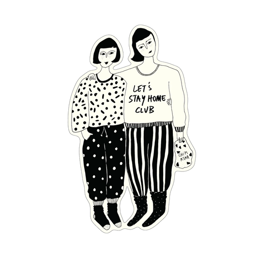 Eine Schwarz-Weiß-Sticker-Illustration von zwei sich umarmenden Frauen. Die linke Frau trägt einen gepunkteten Pullover und eine gepunktete Hose. Die rechte Frau trägt einen Pullover mit der Aufschrift „LET’S STAY HOME CLUB“, eine gestreifte Hose und hält eine Tüte mit der Aufschrift „CHIPS ASAP“. Beide tragen Socken.