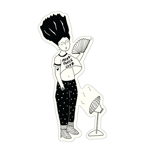 Eine Schwarz-Weiß-Sticker-Illustration einer schwitzenden Frau mit hochfliegenden Haaren und einem Fächer. Sie trägt ein T-Shirt mit der Aufschrift „MENO-PAUSE CLUB“ und steht neben einem oszillierenden Ventilator.