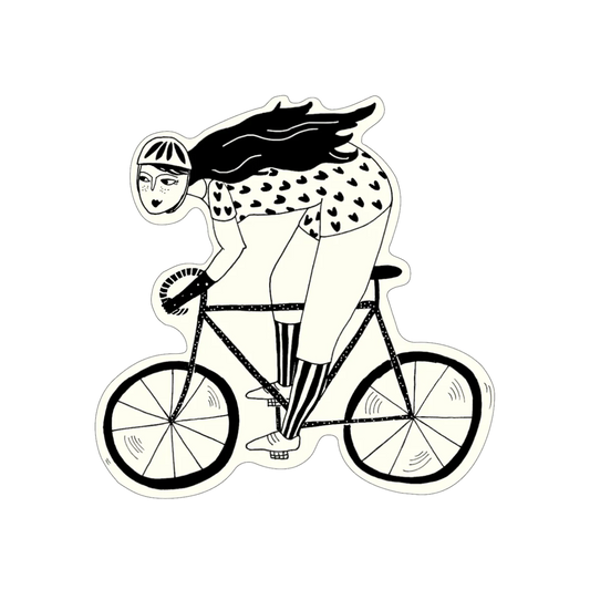 Eine Schwarz-Weiß-Sticker-Zeichnung einer Frau auf einem Fahrrad. Sie trägt einen Helm, ein mit Herzen gemustertes Shirt und hat sehr langes, im Wind wehendes Haar. Sie befindet sich in einer dynamischen Fahrposition.
