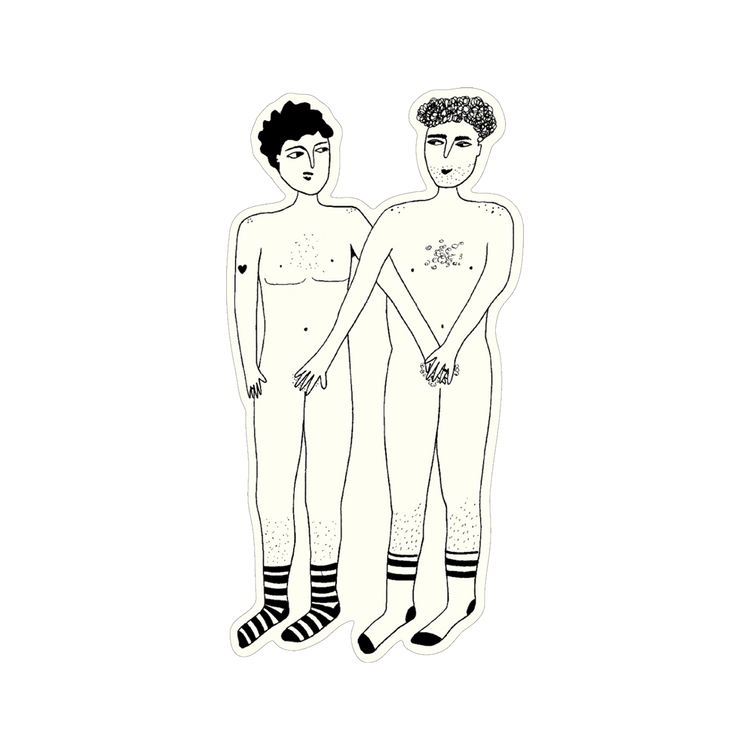 Eine Zeichnung von zwei nackten Männern in Schwarz-Weiß-Line-Art. Der linke Mann hat kurzes, dunkelgelocktes Haar, ein kleines Herz-Tattoo auf dem Oberarm und trägt gestreifte Socken. Der rechte Mann hat gelocktes Haar, Stoppeln im Gesicht, Brusthaar und hellere Socken mit dunklen Streifen. Der rechte Mann legt einen Arm um die Hüfte des linken, während beide ihre Hände vor dem Schritt halten.