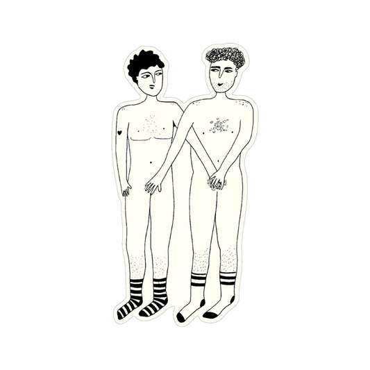 Eine Zeichnung von zwei nackten Männern in Schwarz-Weiß-Line-Art. Der linke Mann hat kurzes, dunkelgelocktes Haar, ein kleines Herz-Tattoo auf dem Oberarm und trägt gestreifte Socken. Der rechte Mann hat gelocktes Haar, Stoppeln im Gesicht, Brusthaar und hellere Socken mit dunklen Streifen. Der rechte Mann legt einen Arm um die Hüfte des linken, während beide ihre Hände vor dem Schritt halten.