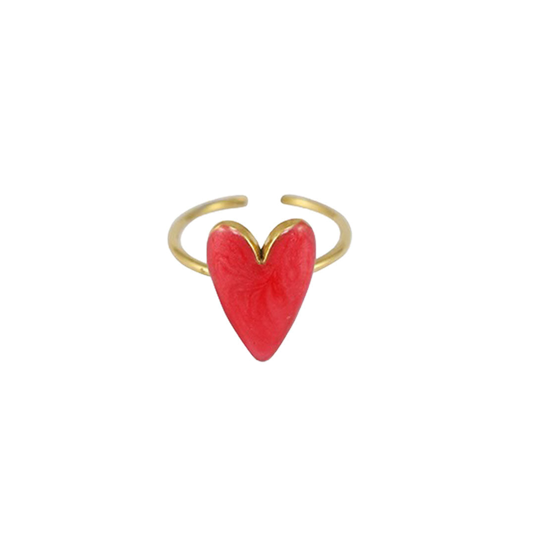 Verstellbarer Herzring aus goldfarbenem Metall mit einem großen, roten herzförmigen Element in V-förmiger Fassung, präsentiert auf weißem Hintergrund.