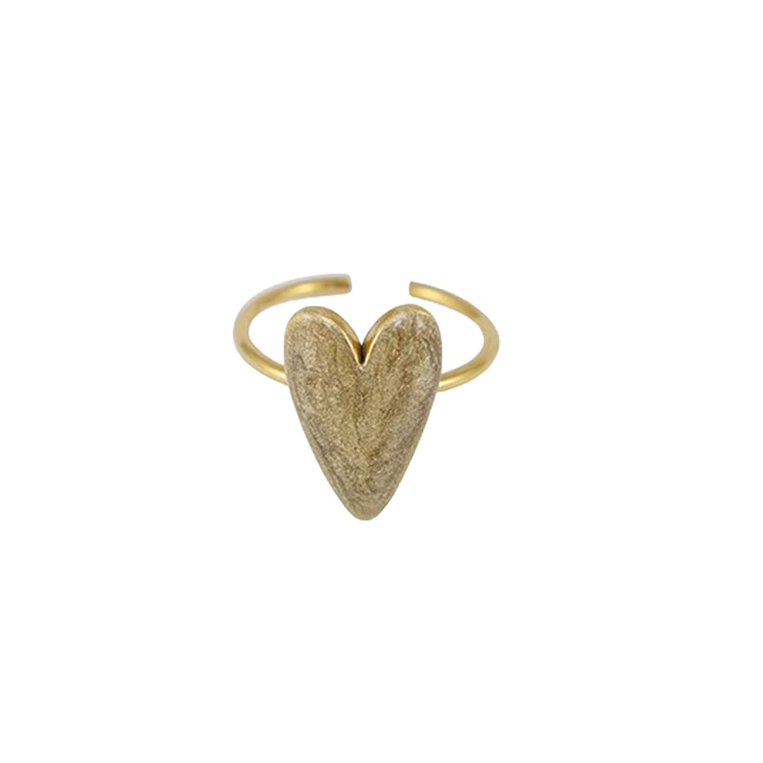Verstellbarer Herzring aus goldfarbenem Metall mit einem großen, taupe herzförmigen Element in V-förmiger Fassung, präsentiert auf weißem Hintergrund
