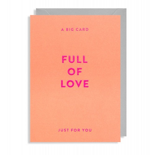 Stilvolle apricotfarbene Grußkarte mit der neonpink geprägten Aufschrift „FULL OF LOVE“ und einem hellgrauen Umschlag.