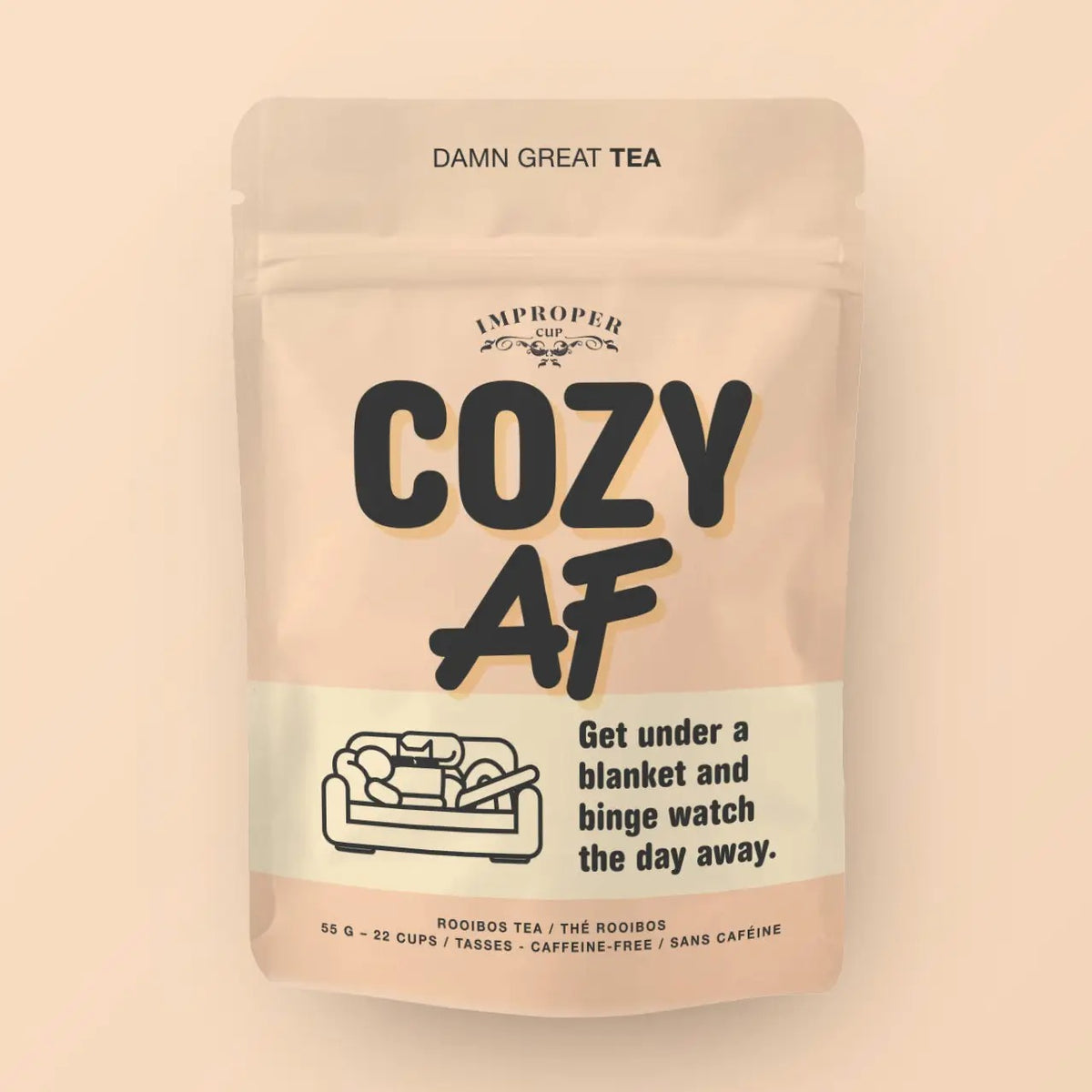 Beigefarbene Verpackung des koffeinfreien Rooibos-Tees „Cozy AF“ von Improper Cup mit einer Strichzeichnung von einem Sofa.
