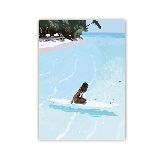 Stilvolle Illustration in Vogelperspektive: Eine Frau kniet auf einem weißen Surfbrett in sanften, hellblauen Wellen vor einer tropischen Insel mit grünen Palmen.