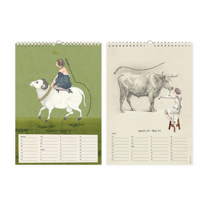 Zwei geöffnete Kalenderseiten. Links: Sternzeichen Widder (Aries) auf grünem Hintergrund. Eine Frau sitzt auf einem großen, weiß gezeichneten Widder mit goldenem Halsband. Rechts: Sternzeichen Stier (Taurus). Eine Frau auf einem Schemel blickt einem detailreich gezeichneten, massiven Stier direkt in die Augen. Die Ränder der Motive sind mit Charaktereigenschaften wie „Courageous“ oder „Reliable“ beschriftet.