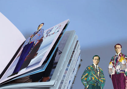 Ein aufgeschlagenes Buch liegt flach auf einem einfarbigen, hellblauen Hintergrund. Mittig in den Seiten steckt eines der figürlichen Kandinsky-Lesezeichen. Die Silhouette zeigt den Künstler in einer tiefblauen Hose und einem hellblauen Frack, der mit bunten, abstrakten Formen verziert ist, sodass der Oberkörper elegant über den oberen Buchrand herausragt.